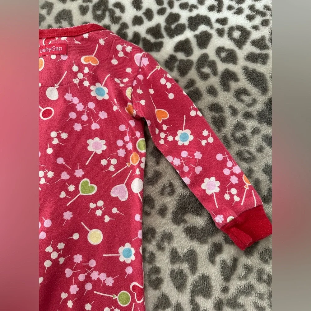 2007 babyGap Floral One Piece Footed Sleepwear in Pink Size 6-12 Months